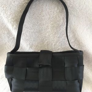 🔥ON POINT black seatbeltbag brand purse. NWOT